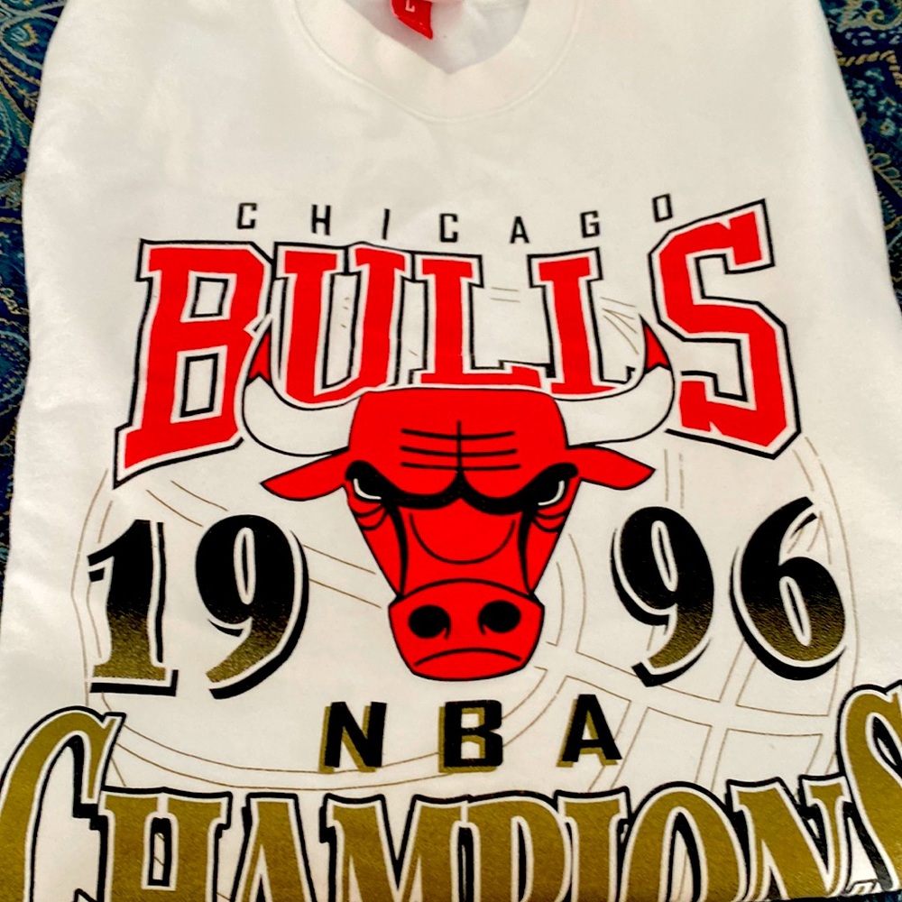 White Chicago Bulls sweatshirt.